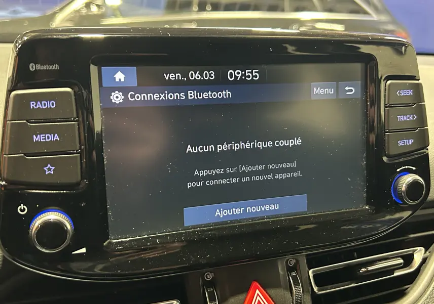 Écran tactile central de la Hyundai i30 SW 2022 affichant le menu Bluetooth, entouré de boutons fonctionnels.