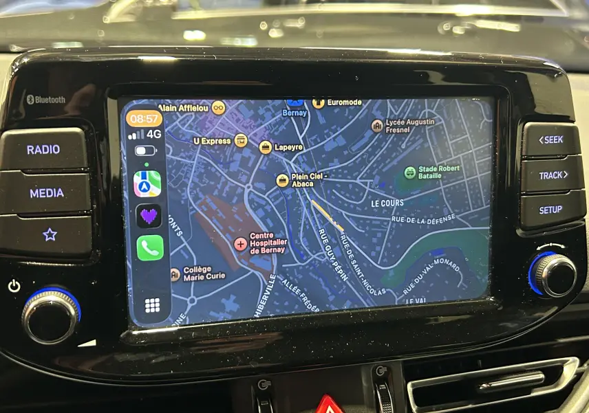 Écran tactile central de la Hyundai i30 SW T-GDI 120CH en fonctionnement avec navigation affichée.