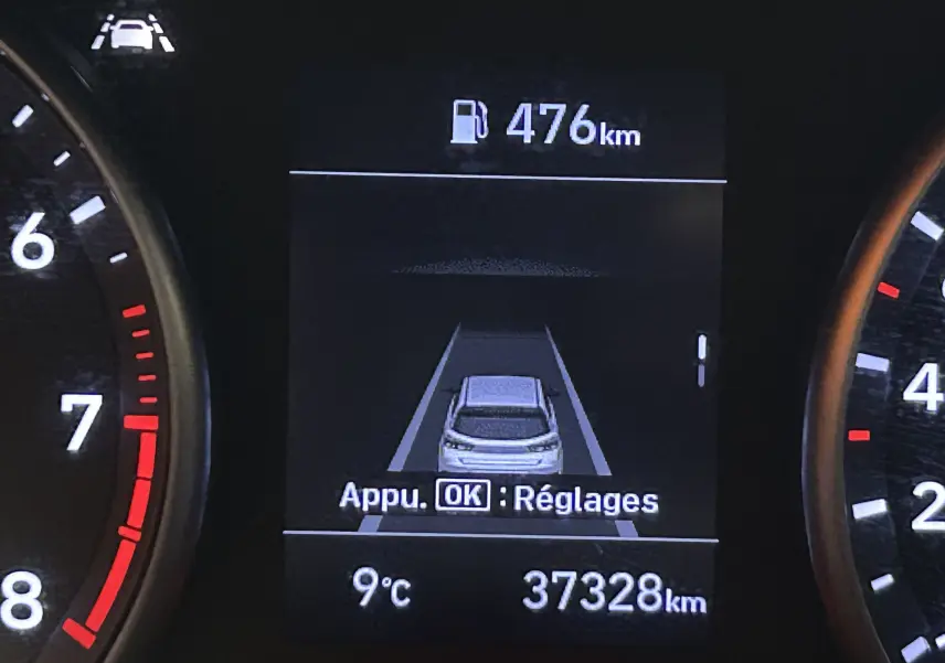 Affichage du tableau de bord montrant l'autonomie de 476 km et l'alerte de maintien de voie active sur Hyundai i30 SW.