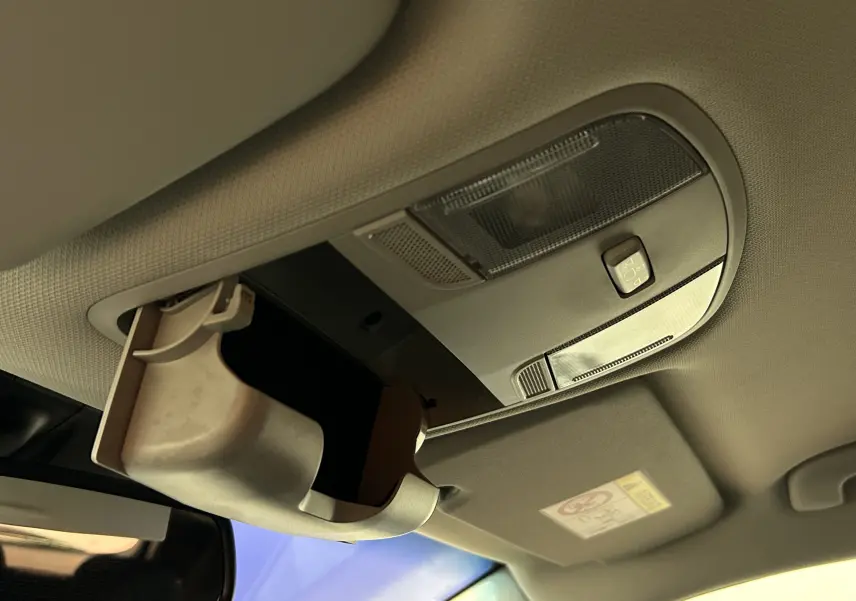 Gros plan sur le rangement lunettes ouvert au plafond intérieur de la Hyundai i30 SW 2022, finition gris clair.