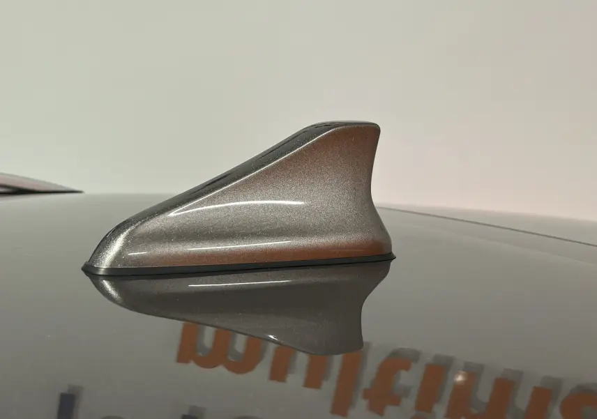 Gros plan sur l’antenne requin couleur bronze métallique sur le toit d’une Hyundai i30 SW 2022.