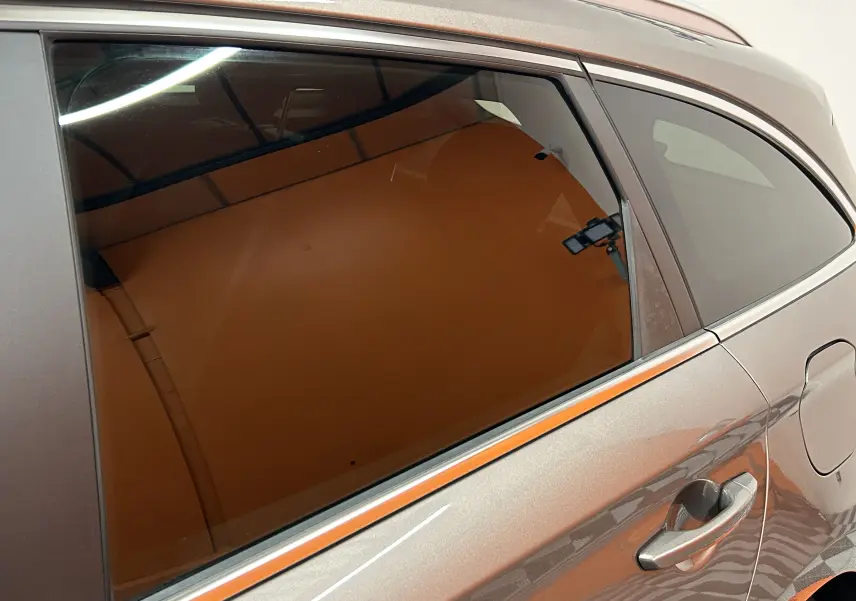 Vue rapprochée sur la porte arrière droite d’une Hyundai i30 SW 2022 couleur bronze métallique avec vitre teintée.