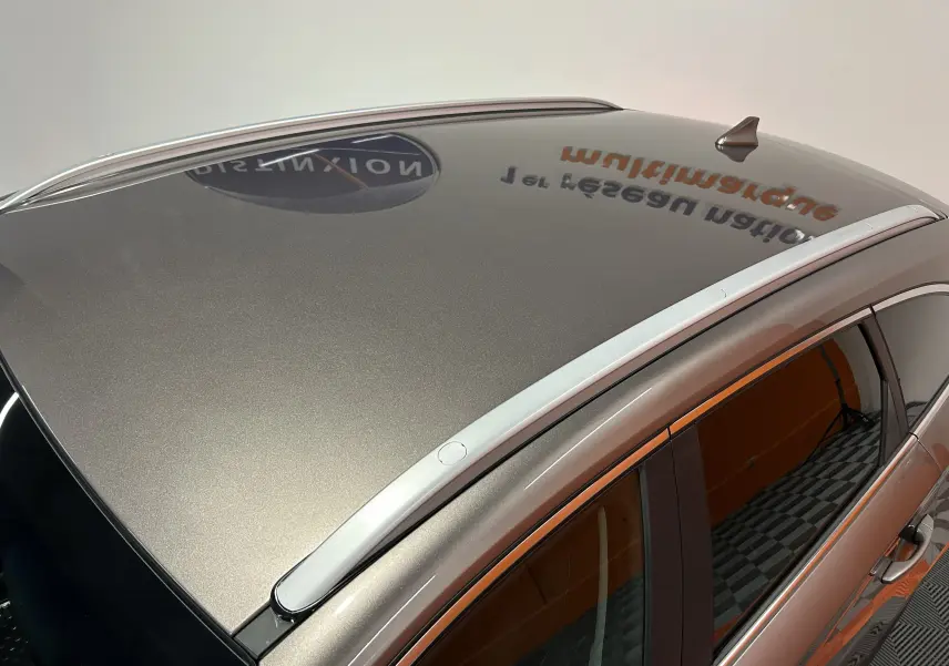 Vue plongeante sur le toit et les vitres teintées d'une Hyundai i30 SW 2022 couleur bronze métallique.