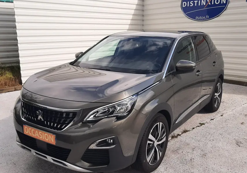 Peugeot 3008 gris amazonite en 3/4 avant droit, SUV compact avec jantes alliage et calandre noire distinctive.