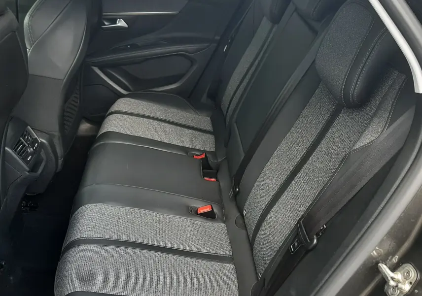 Vue intérieure côté droit des sièges arrière en tissu gris et cuir noir du Peugeot 3008 gris Amazonite de 2019.
