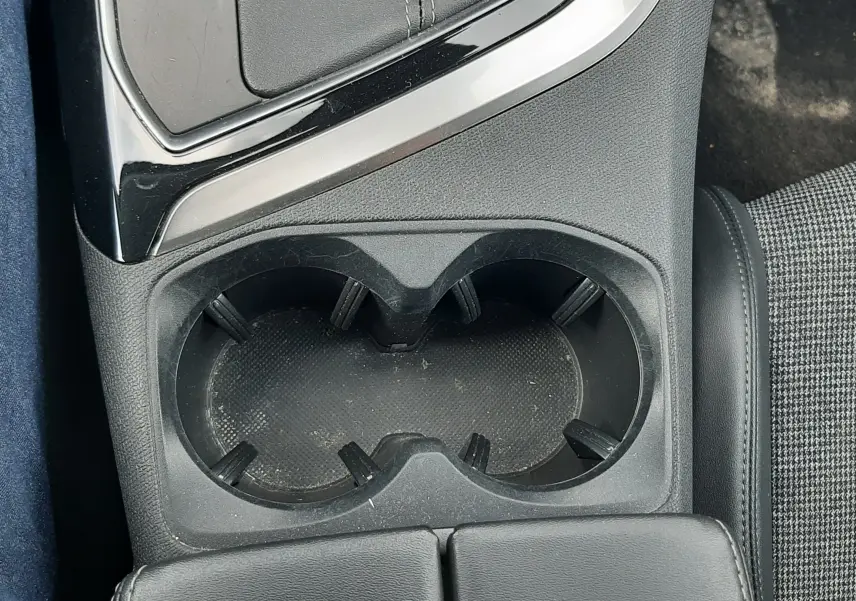 Gros plan sur la console centrale du Peugeot 3008 gris Amazonite, montrant le porte-gobelets et le levier de vitesses manuel.