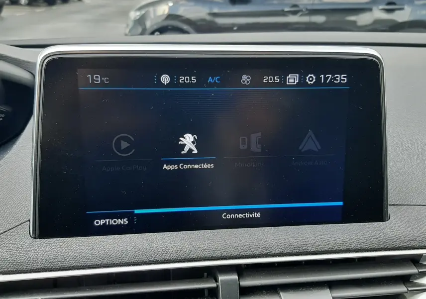 Écran central tactile du tableau de bord du Peugeot 3008 gris Amazonite, affichant les options de connectivité.