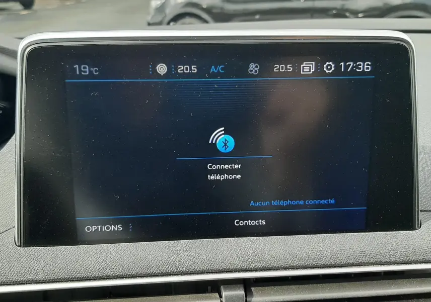 Écran tactile central du Peugeot 3008 2019 affichant la connexion Bluetooth, avec tableau de bord gris visible.