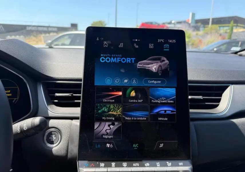 Écran tactile central du tableau de bord du Renault Captur 2025, vue frontale intérieure avec interface multifonction.