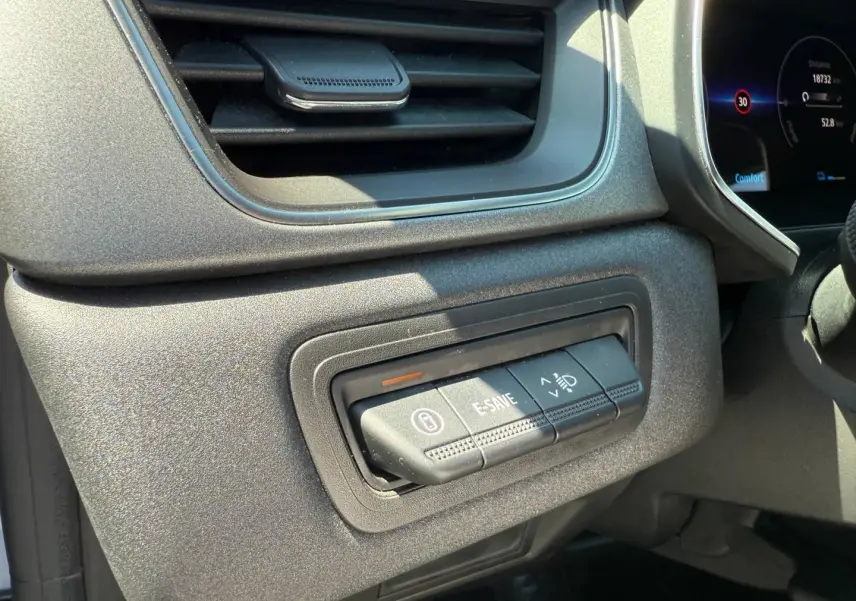 Détail des commandes E-SAVE et réglage des phares sur le tableau de bord gris du Renault Captur 2025.