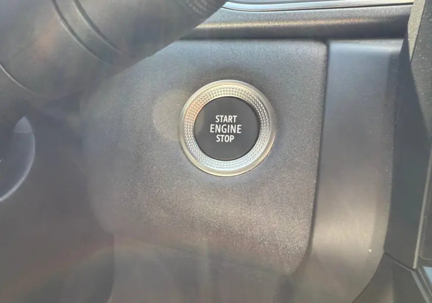 Gros plan sur le bouton Start Engine Stop dans l'habitacle du Renault Captur 2025, finition Techno.
