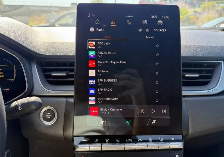 Écran tactile central du tableau de bord du Renault Captur 2025, affichant les radios numériques.