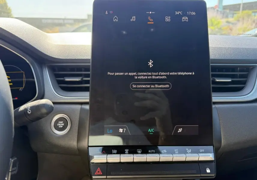 Vue intérieure centrée sur l'écran tactile vertical du tableau de bord du Renault Captur 2025, finition Techno.