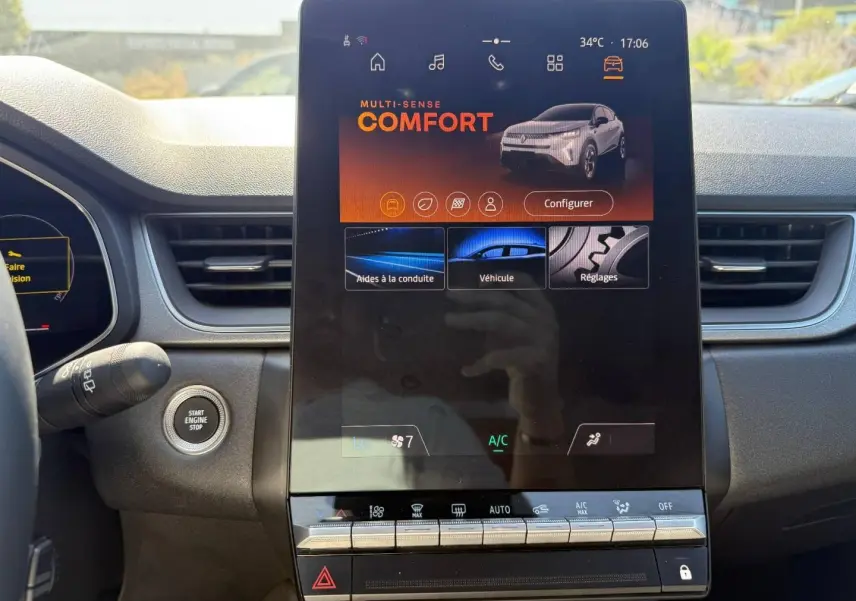 Vue centrale de l'écran tactile du tableau de bord du Renault Captur 2025 avec interface mode Confort affichée.