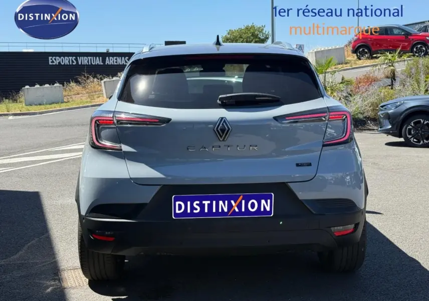 Vue arrière d'un Renault Captur 2025 gris Rafale métallisé avec feux LED et toit noir Etoilé.