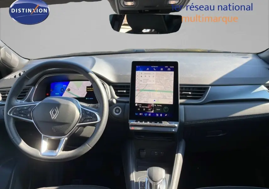 Vue intérieure avant du Renault Symbioz 2025 noir étoile métal, avec tableau de bord numérique et écran tactile central vertical.