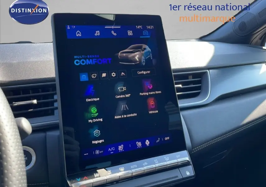 Vue intérieure du tableau de bord de la Renault Symbioz 2025 avec écran tactile central vertical et volant partiel visible.