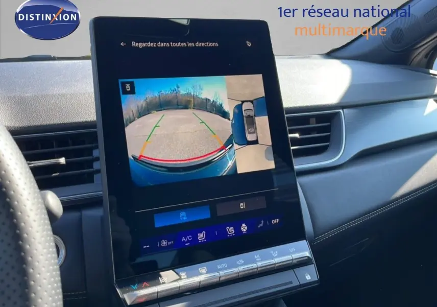 Vue intérieure du tableau de bord de la Renault Symbioz noire, écran tactile affichant la caméra de recul et l'aide au stationnement.