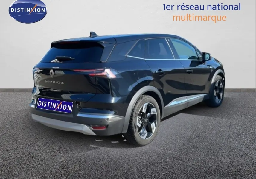 Renault Symbioz noir étoile métal en 3/4 arrière droit, SUV hybride avec jantes bicolores et feux arrière fins.