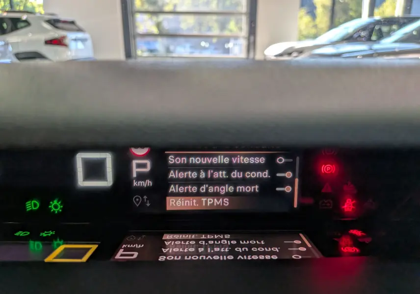Affichage numérique du tableau de bord de la Citroën C3 Aircross hybride, avec alertes de sécurité visibles.