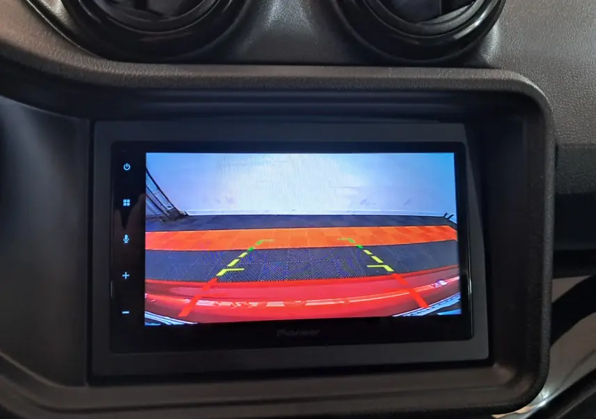 Écran de caméra de recul affichant l'arrière rouge d'une AIXAM AMBITION 2025 vue depuis l'habitacle.