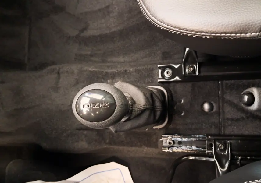 Le levier de vitesses automatique noir de l'AIXAM AMBITION 2025, vu en gros plan depuis l'intérieur côté conducteur.