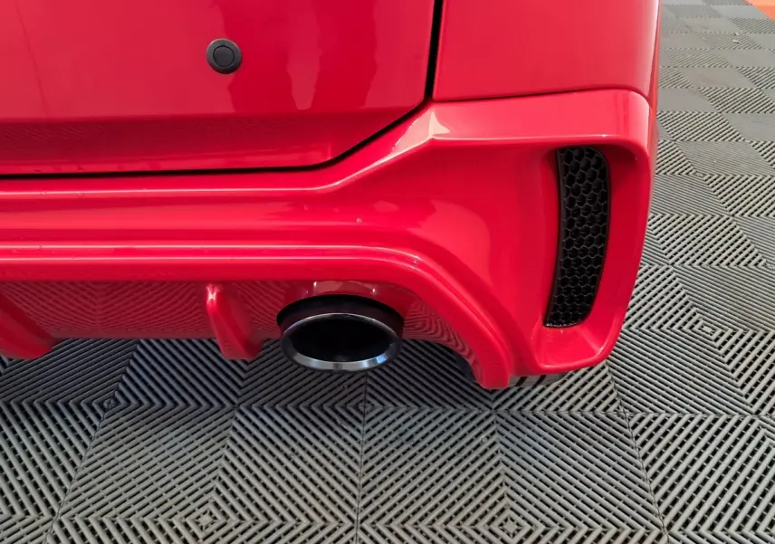 Gros plan sur l'échappement et le pare-chocs arrière rouge de l'AIXAM AMBITION 2025 côté droit.