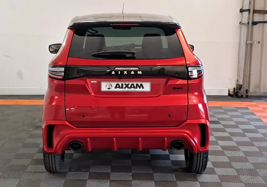 Vue arrière d'une AIXAM Ambition rouge 2025 avec feux horizontaux et double sortie d'échappement sport.