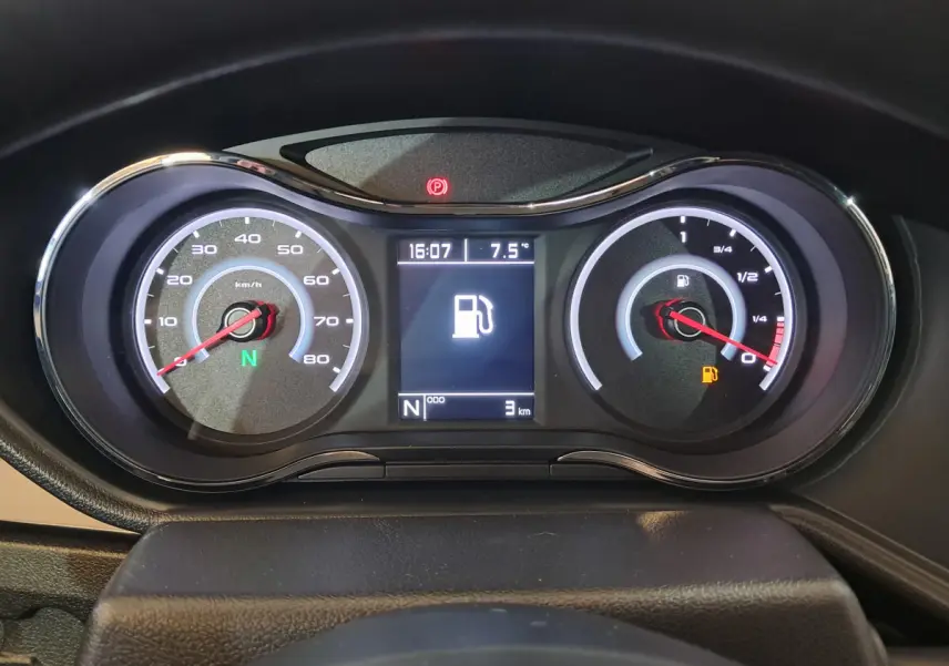 Tableau de bord de l'AIXAM AMBITION 2025 avec compteur km/h et jauge carburant en vue frontale rapprochée.