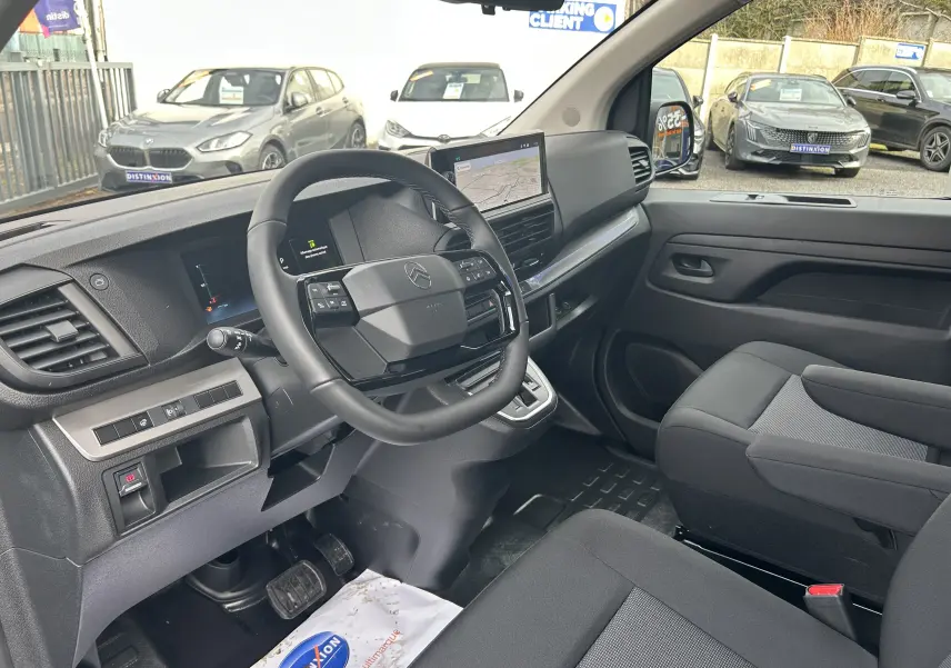 Vue intérieure côté conducteur du Citroën Jumpy cabine approfondie 2025 avec tableau de bord noir et écran tactile central.