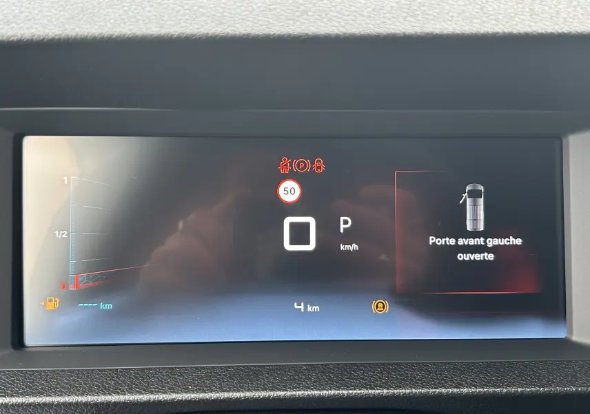 Tableau de bord numérique du Citroën Jumpy cabine approfondie affichant porte avant gauche ouverte et vitesse à zéro km/h.