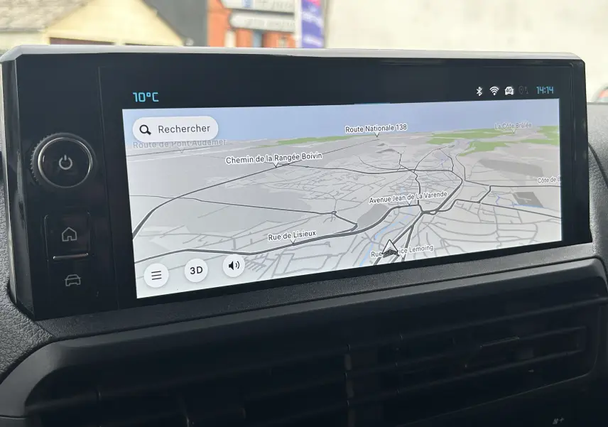 Écran tactile central du tableau de bord du Citroën Jumpy Long L3 gris titane, affichant la navigation GPS en mode 3D.