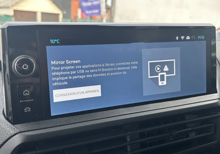 Écran tactile central du tableau de bord du Citroën Jumpy Cabine Approfondie gris titane, affichant la fonction Mirror Screen.