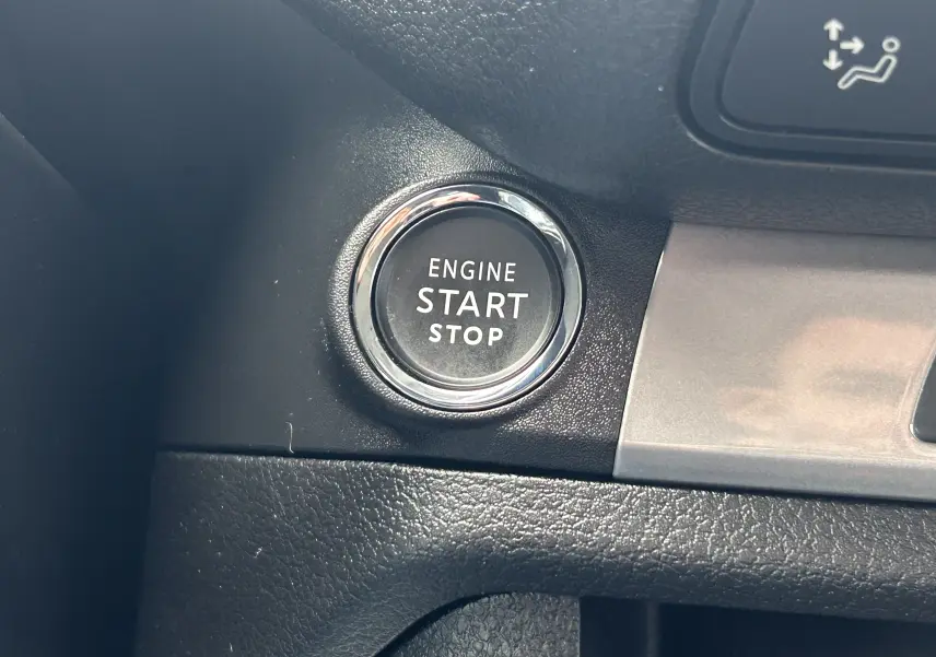 Gros plan sur le bouton moteur start/stop entouré de chrome dans l’habitacle noir du Citroën Jumpy Cabine Approfondie.