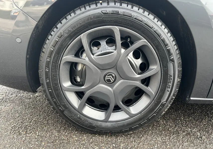 Gros plan sur la roue avant droite gris titane métal du Citroën Jumpy Cabine Approfondie 2025.