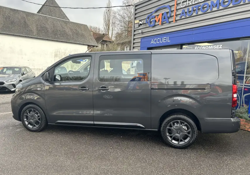 Vue latérale droite d'un Citroën Jumpy Cabine Approfondie gris titane métal, avec jantes spécifiques et carrosserie longue.