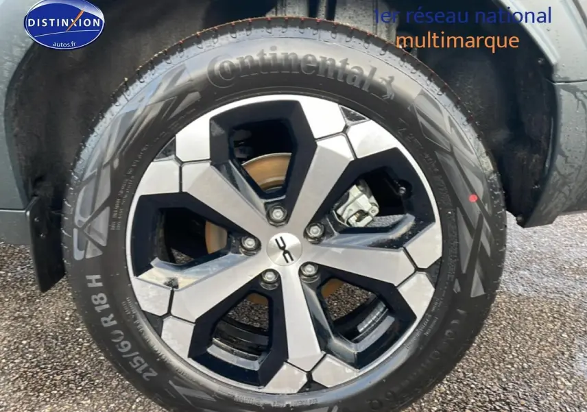 Gros plan sur la jante diamantée 18 pouces du Dacia Bigster gris schiste, avec pneu Continental visible.