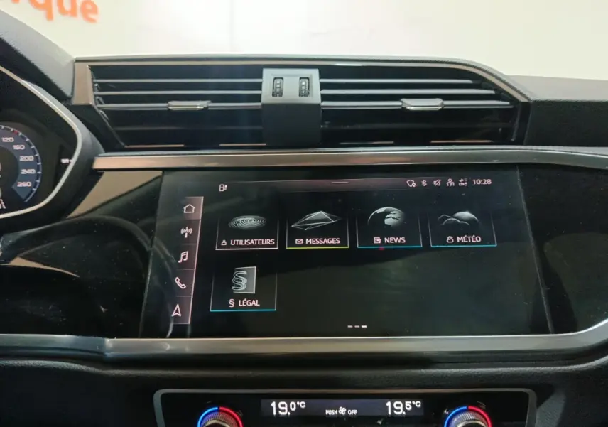 Vue rapprochée du tableau de bord de l'Audi Q3 Sportback 2021, écran tactile central affichant menu multimédia.