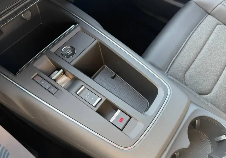Vue rapprochée de la console centrale noire avec bouton start/stop et levier de boîte automatique du Citroën C5 Aircross.