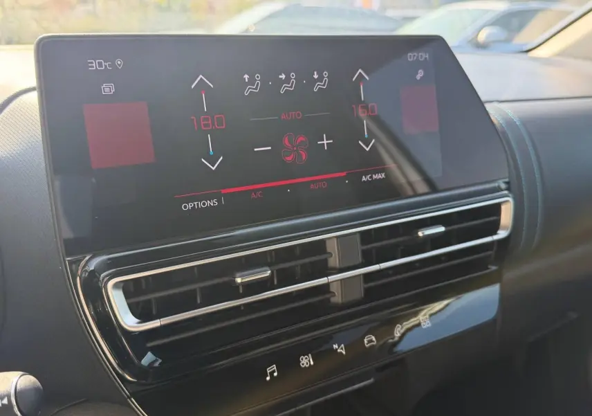 Écran tactile central et commandes climatisation du tableau de bord du Citroën C5 Aircross blanc Okénite.