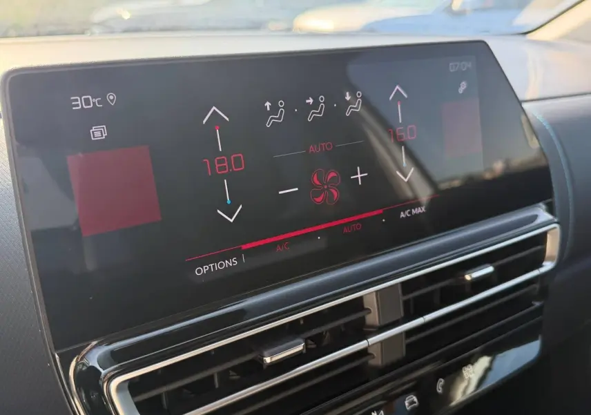Écran tactile du système de climatisation bi-zone du Citroën C5 Aircross, vue rapprochée du tableau de bord.