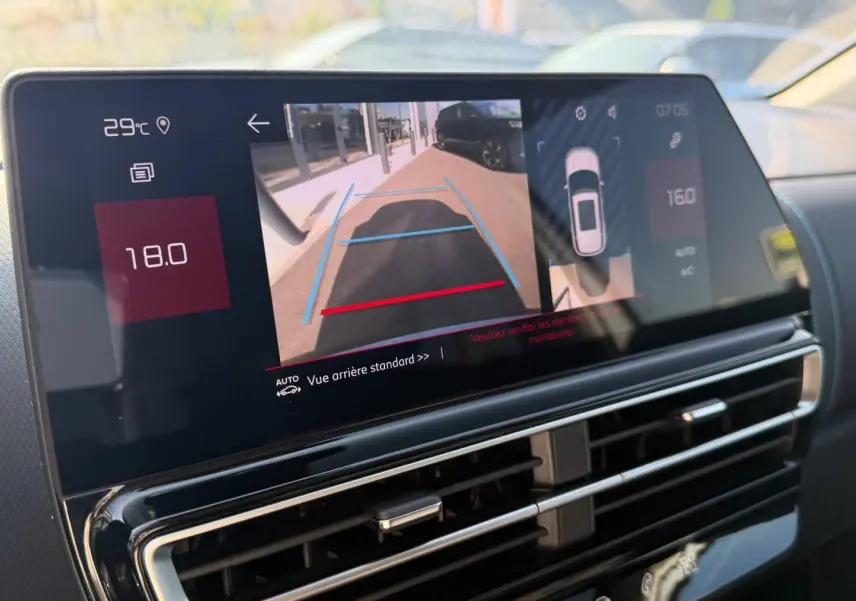 Écran tactile intérieur du Citroën C5 Aircross 2025 montrant la caméra de recul et l'affichage de la climatisation.