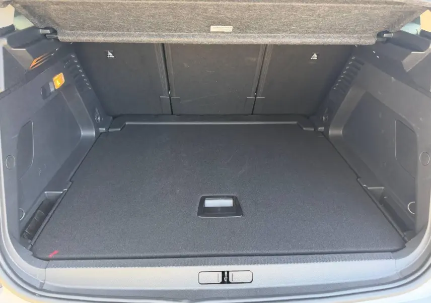 Coffre ouvert du Citroën C5 Aircross blanc Okénite, vue de l'intérieur montrant un plancher de coffre plat et noir.