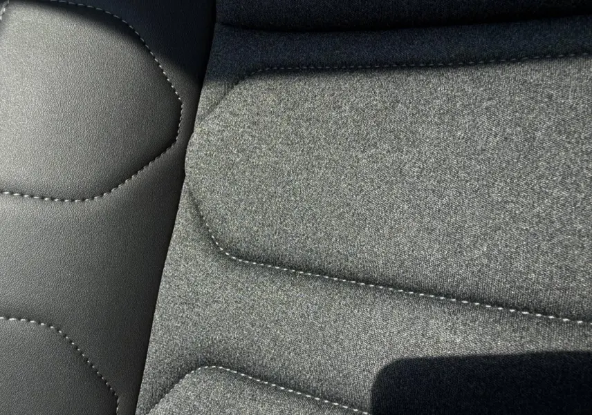 Détail du tissu gris chiné et cuir noir des sièges arrière du Citroën C5 Aircross 2025.