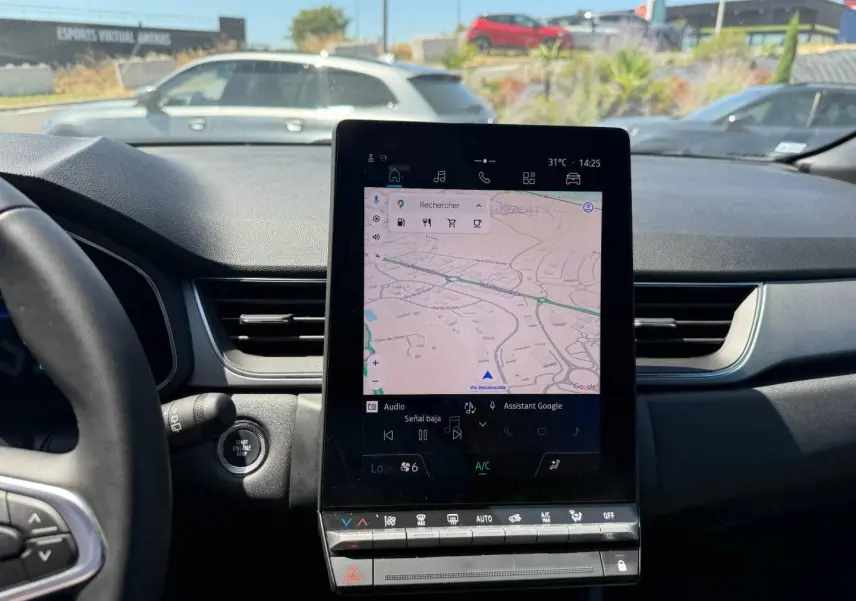 Vue intérieure du tableau de bord du Renault Captur 2025 avec écran tactile central affichant un GPS.
