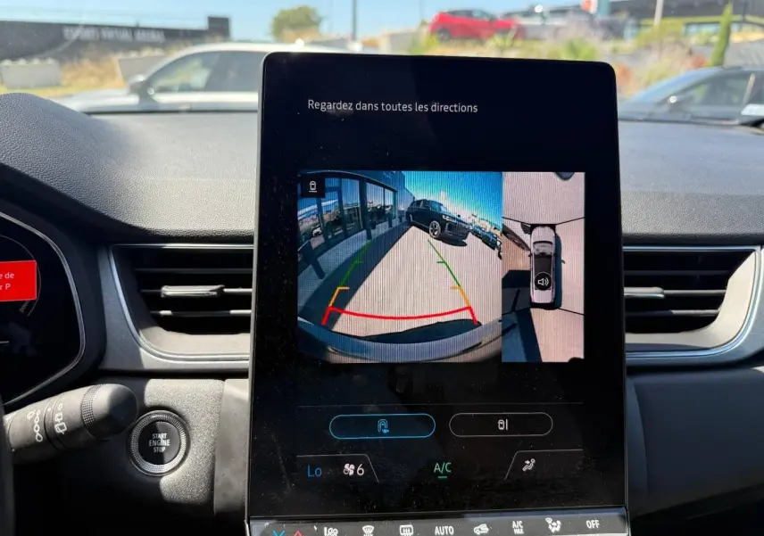 Écran tactile central montrant la caméra de recul et vue à 360° dans un Renault Captur gris Rafale, intérieur avant.