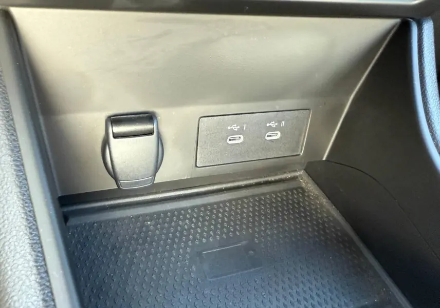 Gros plan intérieur sur la console centrale avec prises USB-C et prise 12V du Renault Captur gris Rafale 2025.