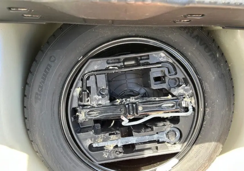 Gros plan sur la roue de secours et les outils de la CITROEN C3 1.2 PureTech 83 S&S C-Series 2021 sable métal.