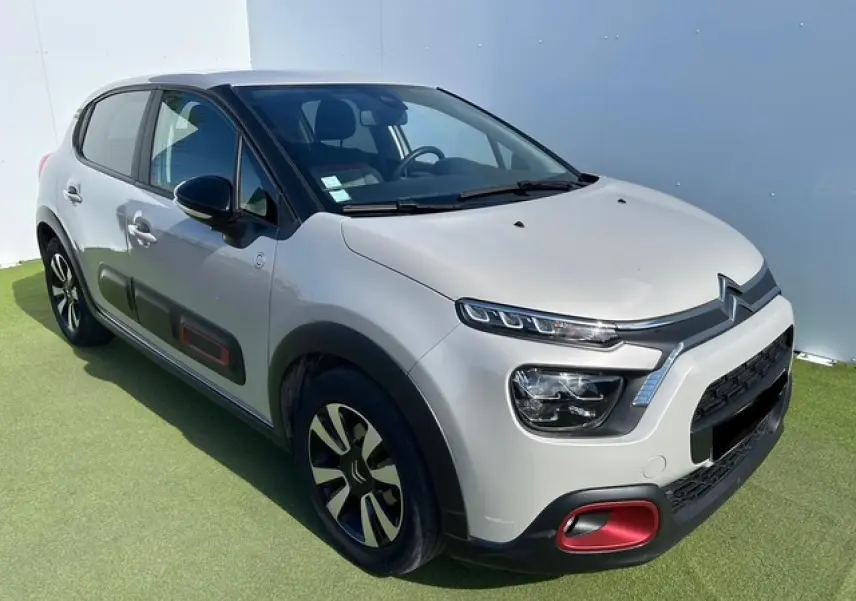 Citroën C3 sable métallisé vue 3/4 avant droit avec inserts rouges et coques de rétroviseurs noires.