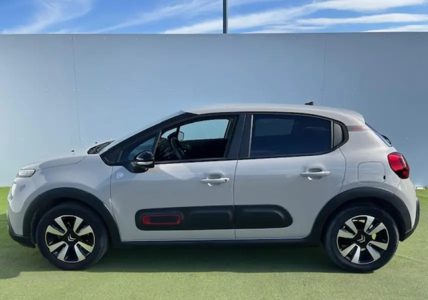 Profil côté gauche de la Citroën C3 sable métal 2021 avec protections latérales noires et jantes alliage diamantées.